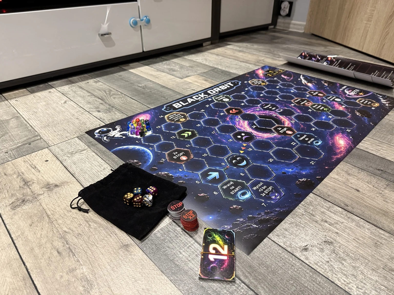 Plansza Black Orbit z pionkami, kośćmi i żetonami