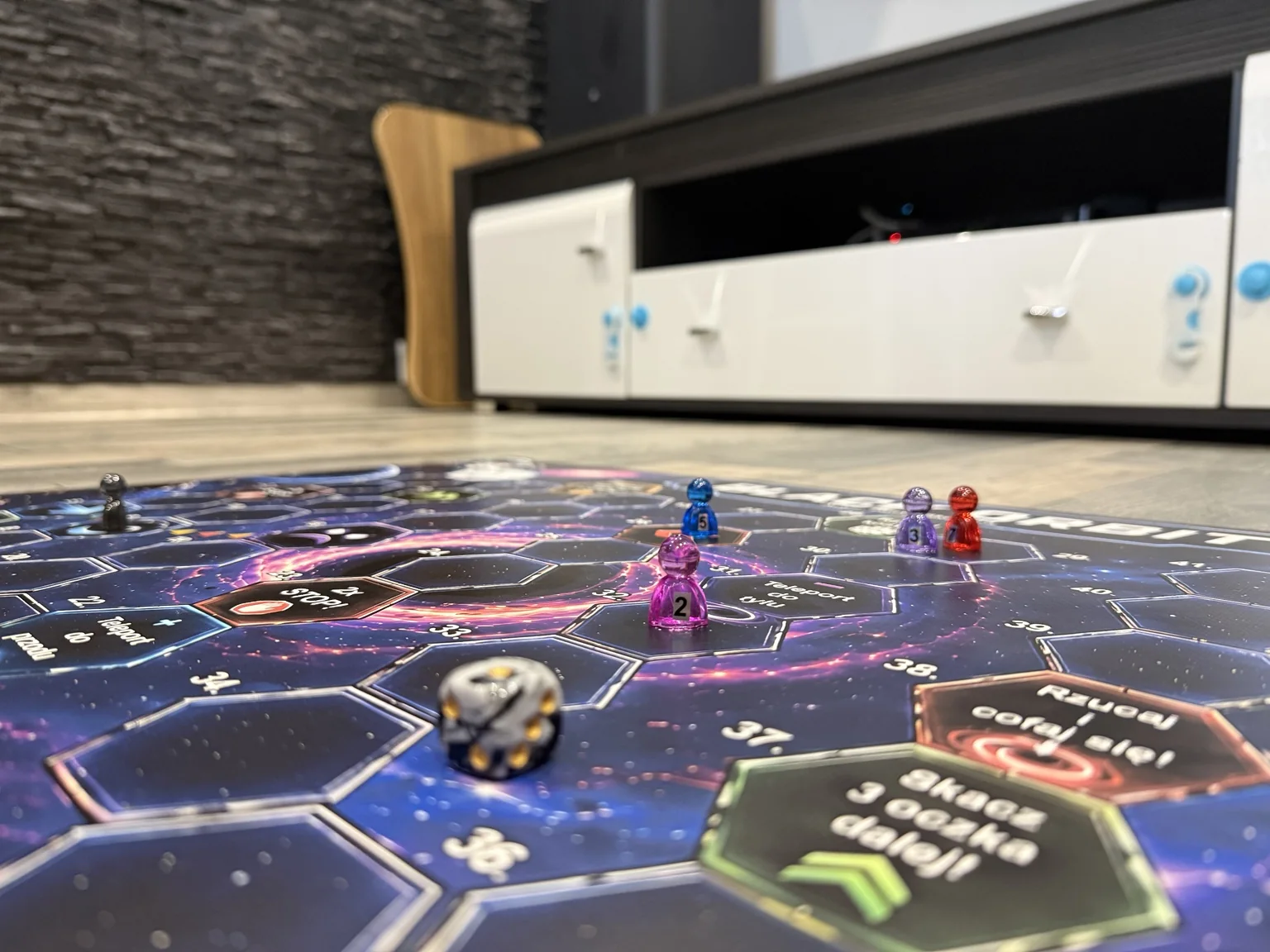 Rozgrywka Black Orbit z pionkami na planszy