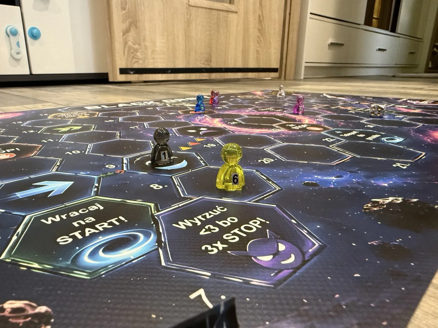 Pionki podczas rozgrywki Black Orbit