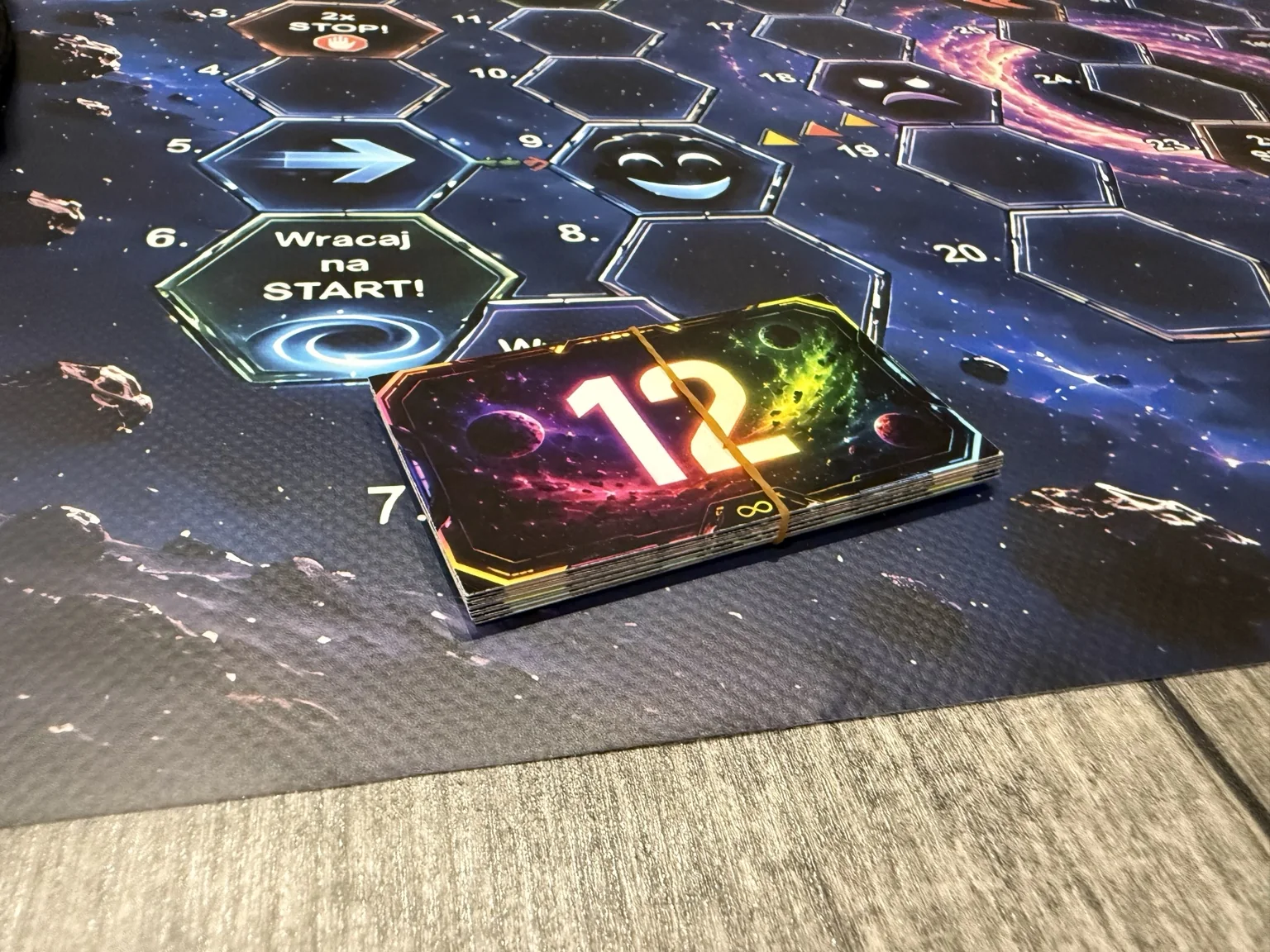 Talia kart graczy Black Orbit na planszy